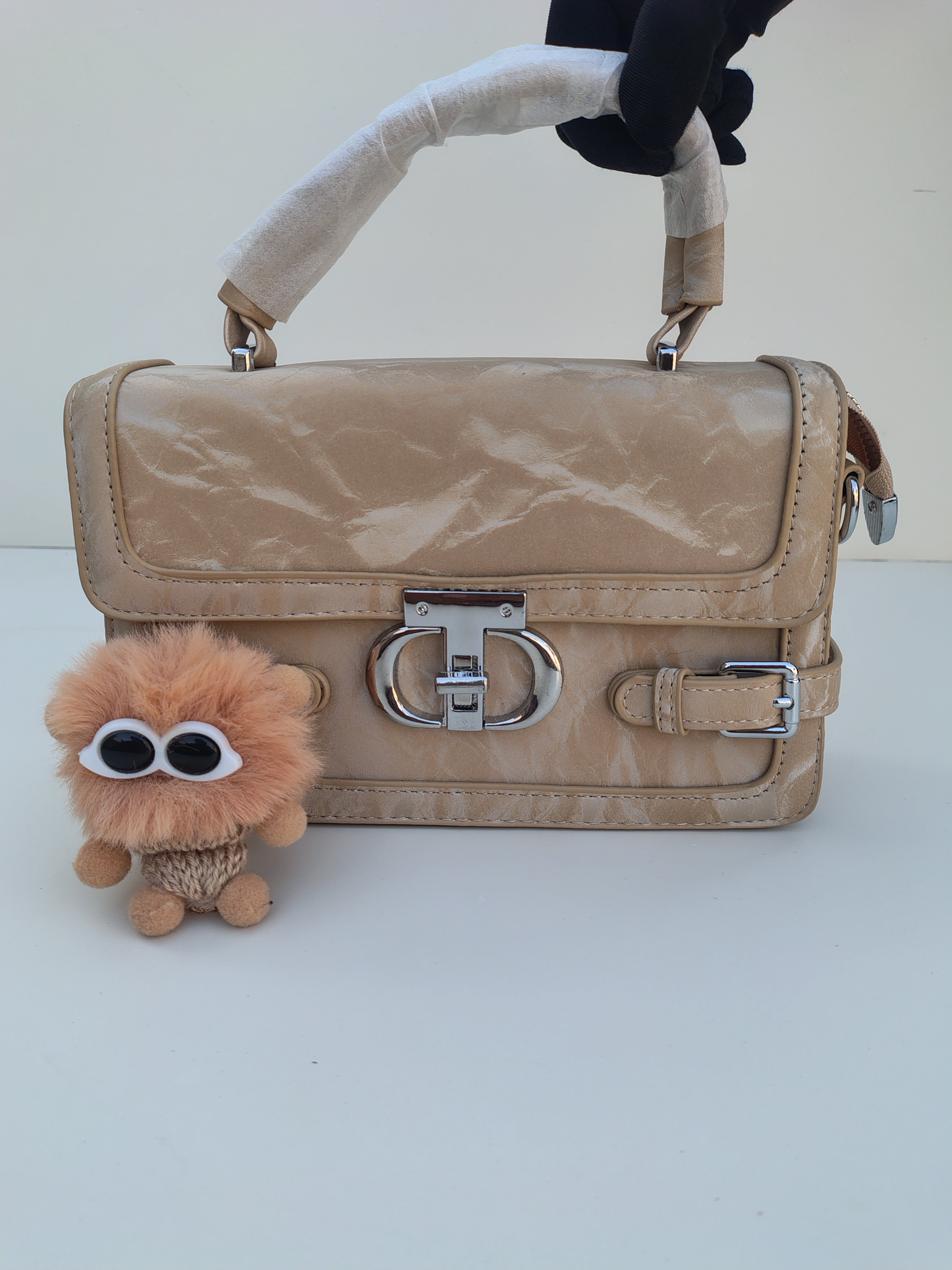 Beige Classic Buckle Handbag – Dual Strap with Metal Clasp