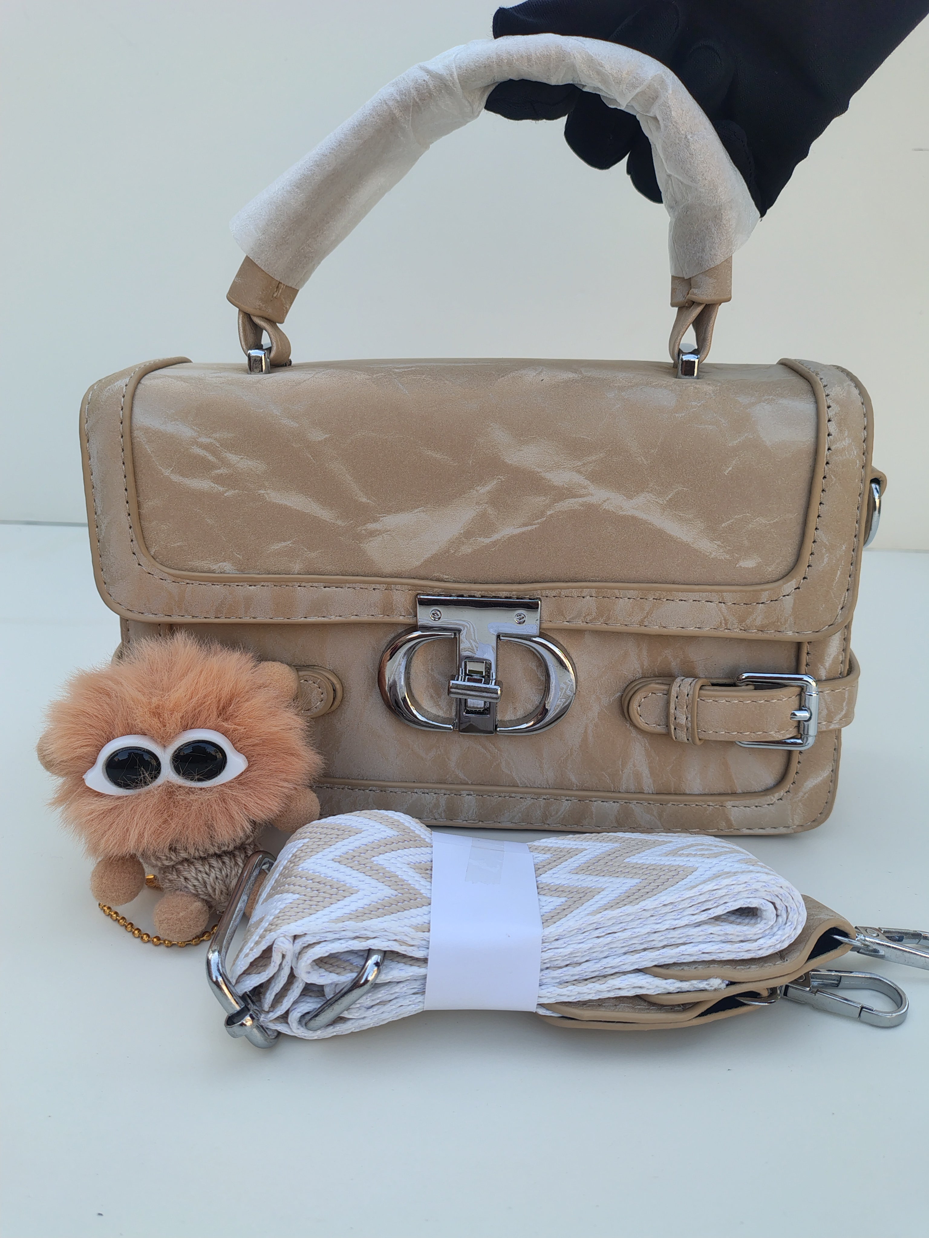 Beige Classic Buckle Handbag – Dual Strap with Metal Clasp