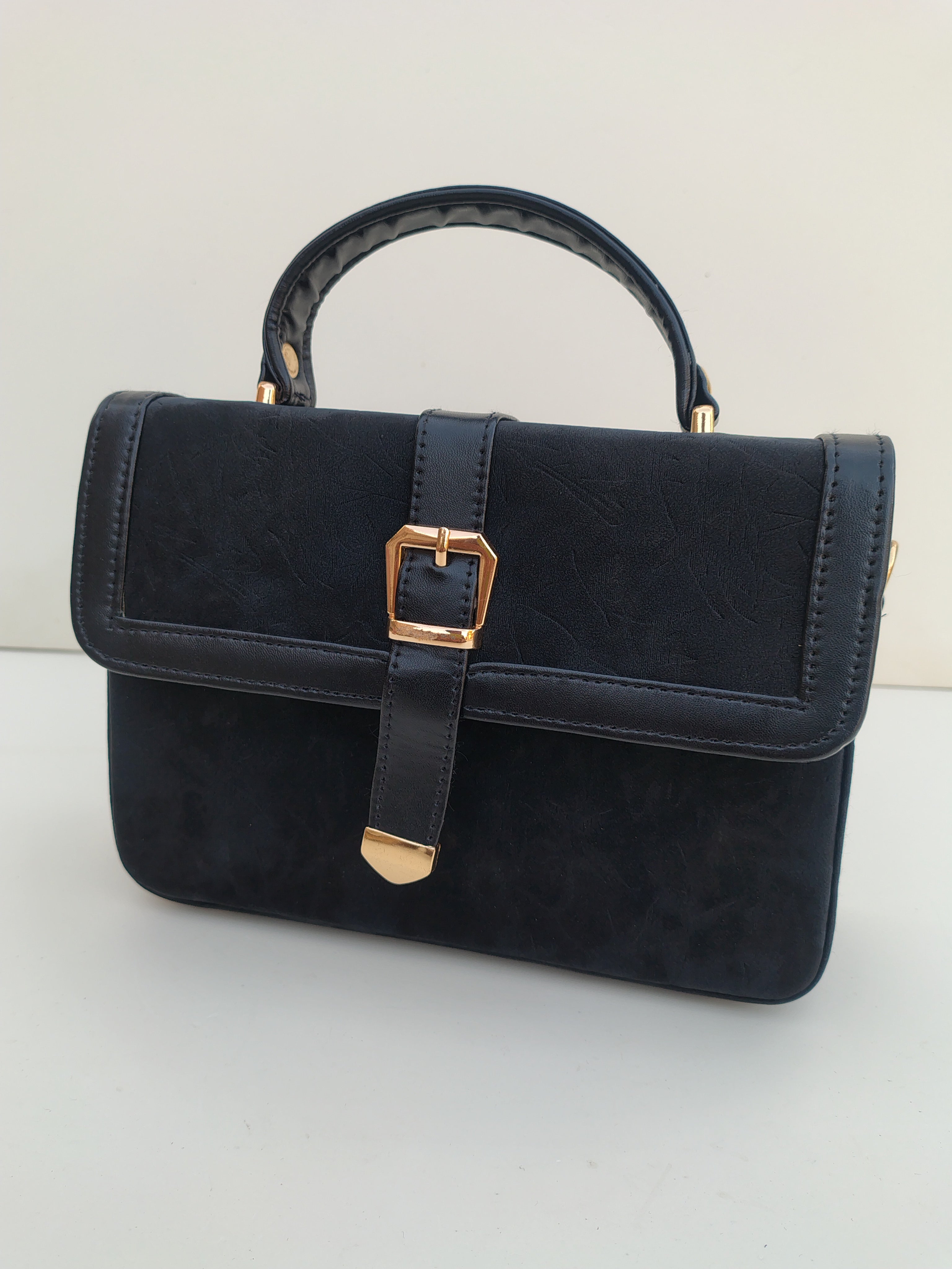 Black Structured Handbag with Gold Buckle – Classic Premium Purse