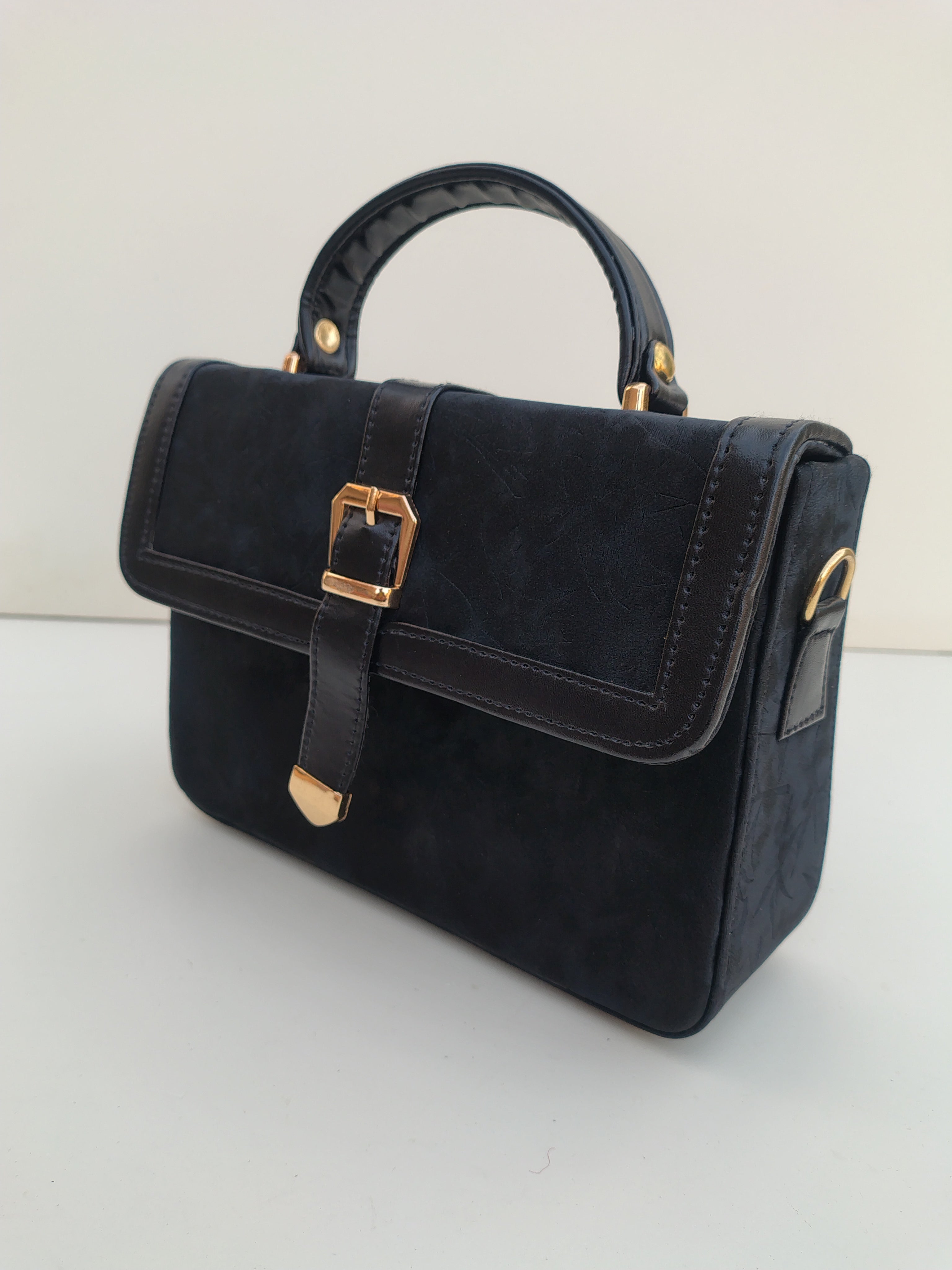 Black Structured Handbag with Gold Buckle – Classic Premium Purse