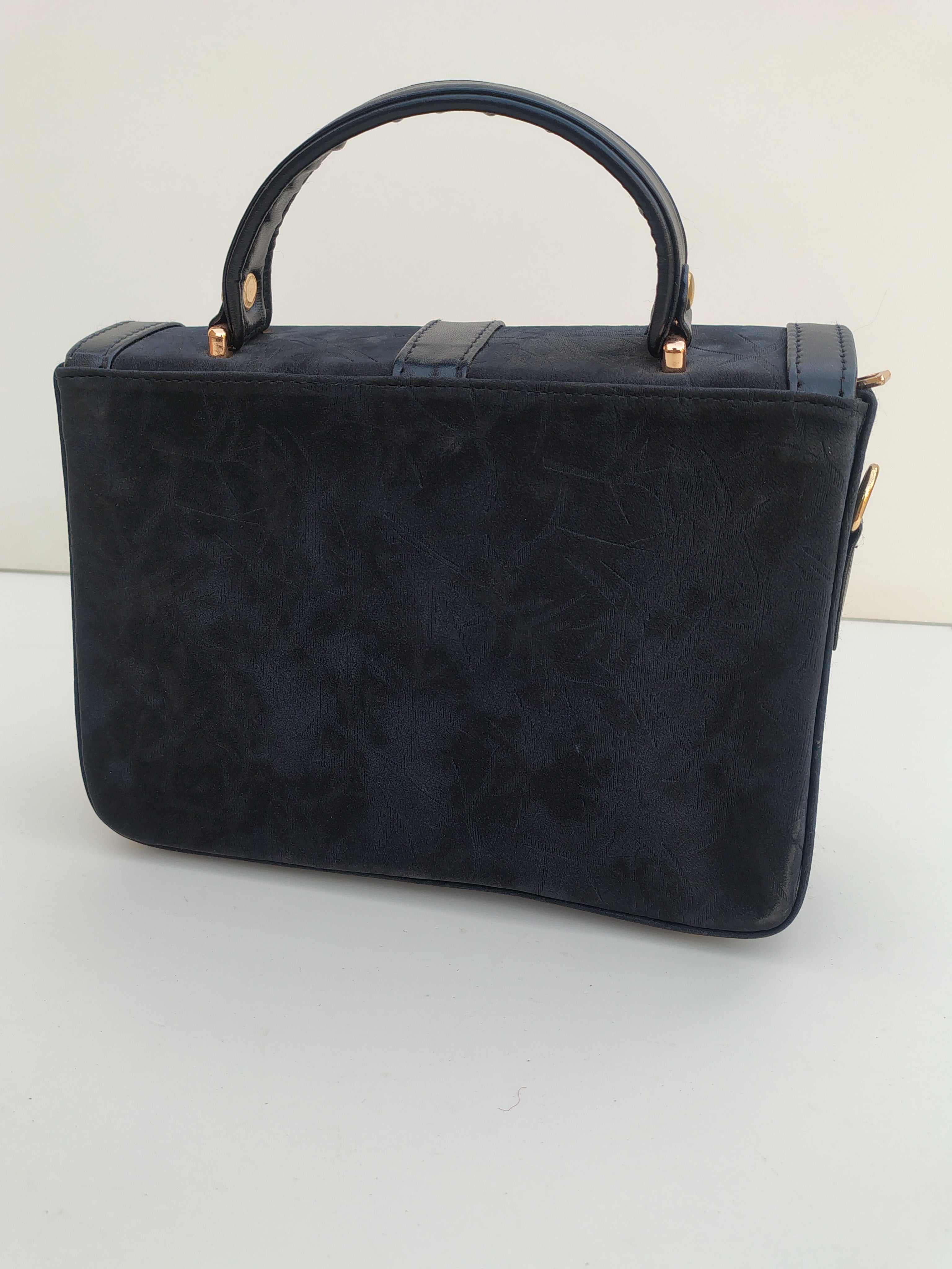 Black Structured Handbag with Gold Buckle – Classic Premium Purse