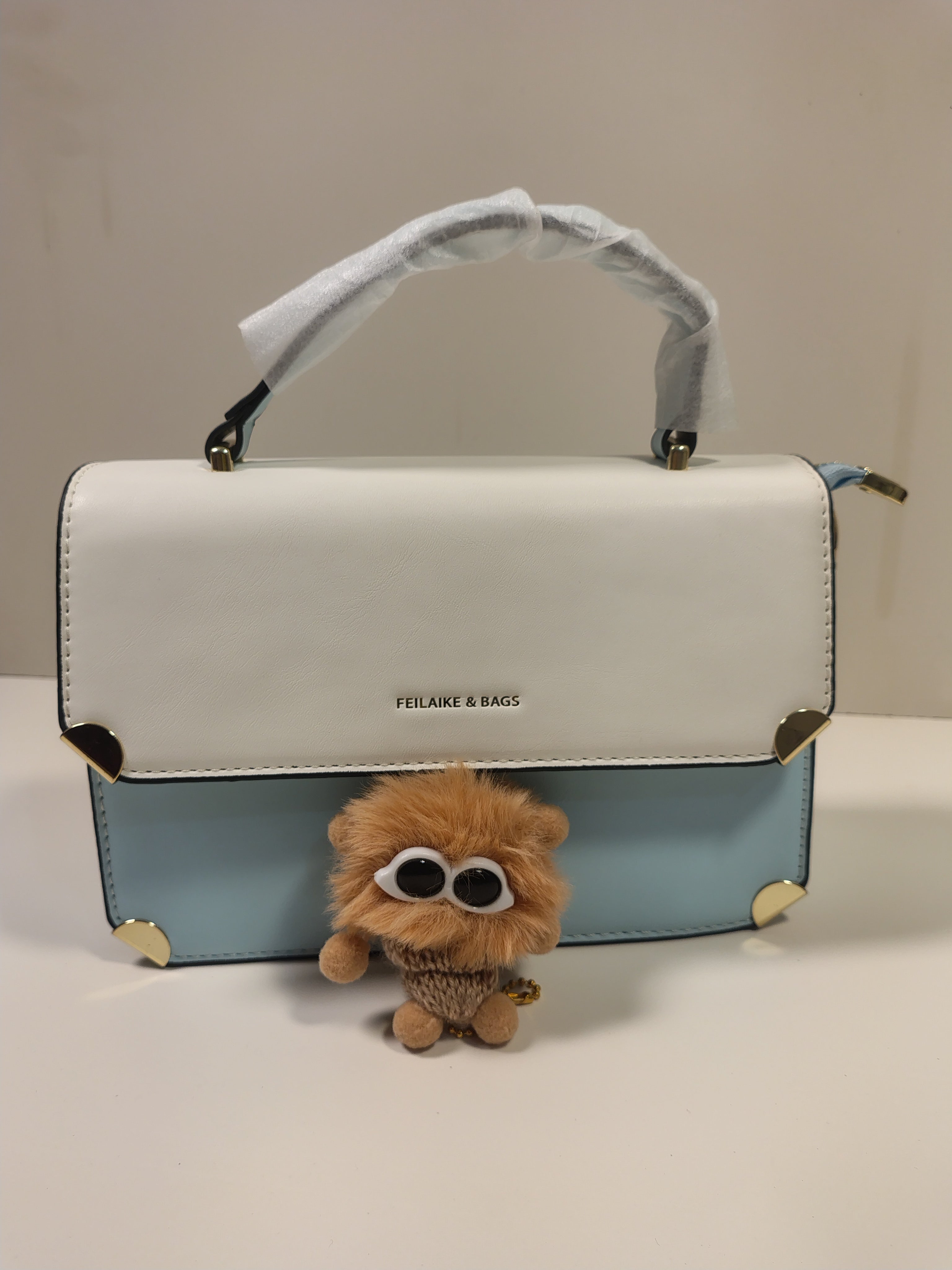 Two-Tone White & Sky Blue Handbag – Elegant Everyday Tote