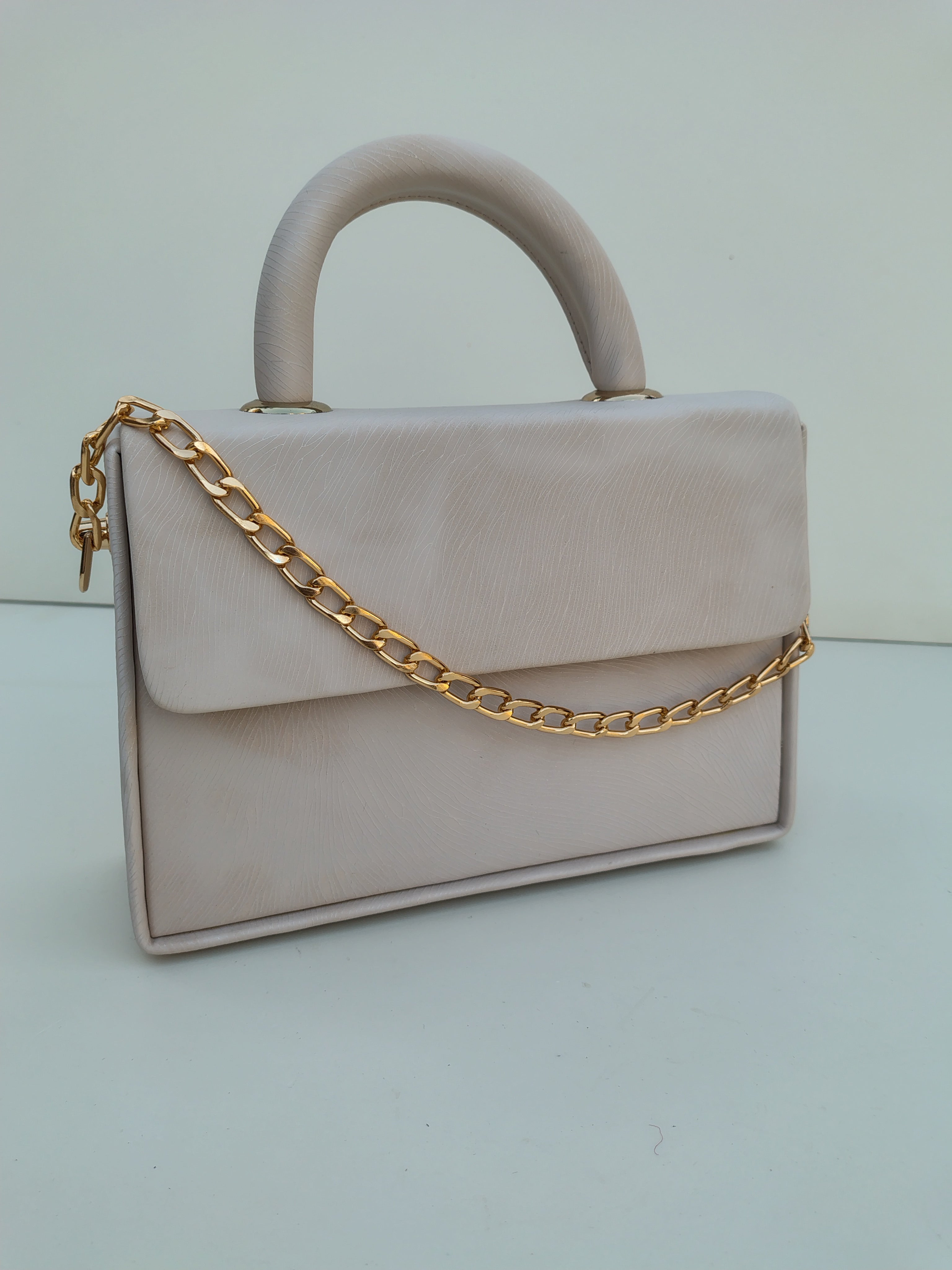 Ivory Beige Luxury Handbag – Gold Chain Minimal Edition