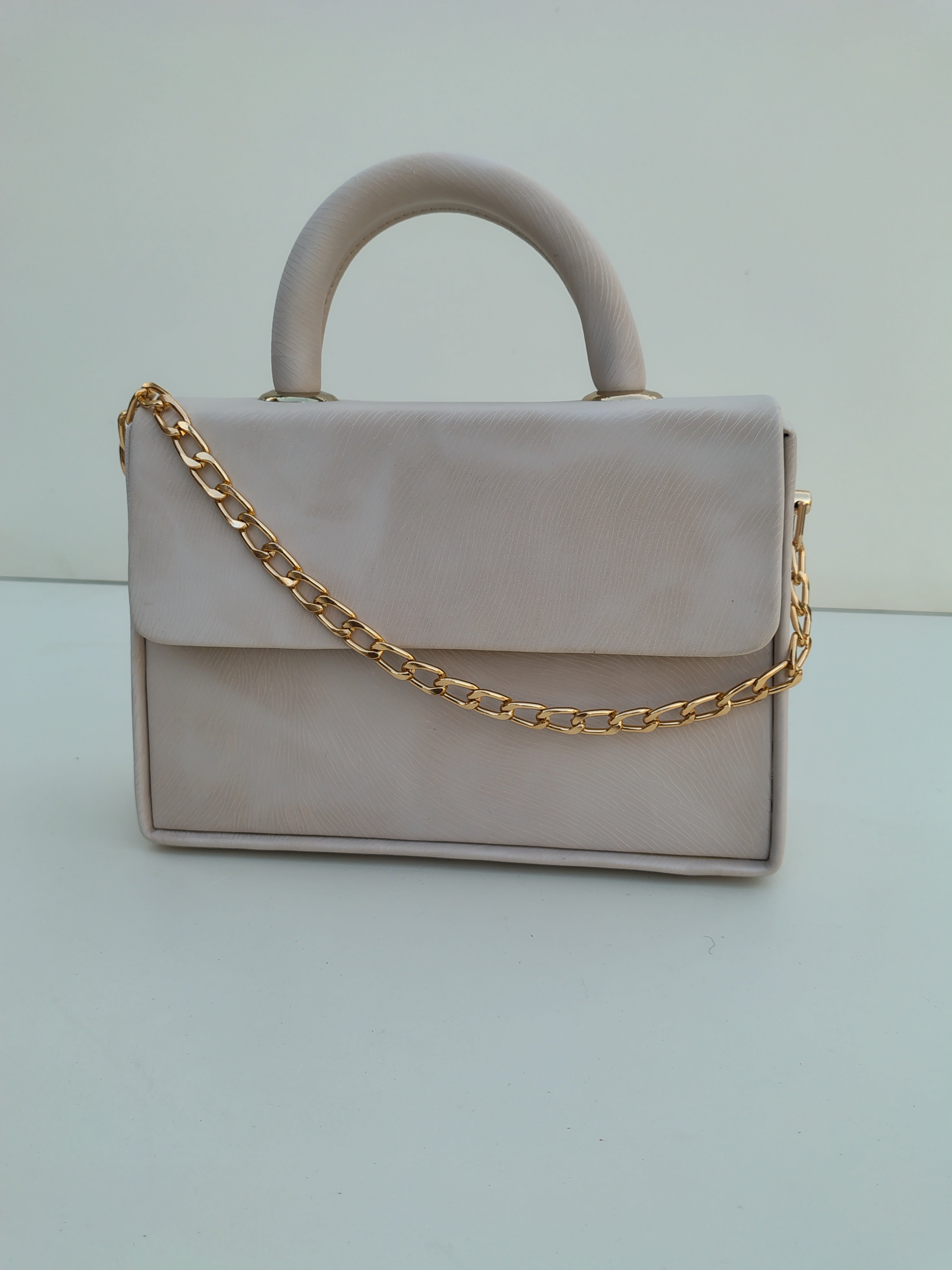 Ivory Beige Luxury Handbag – Gold Chain Minimal Edition