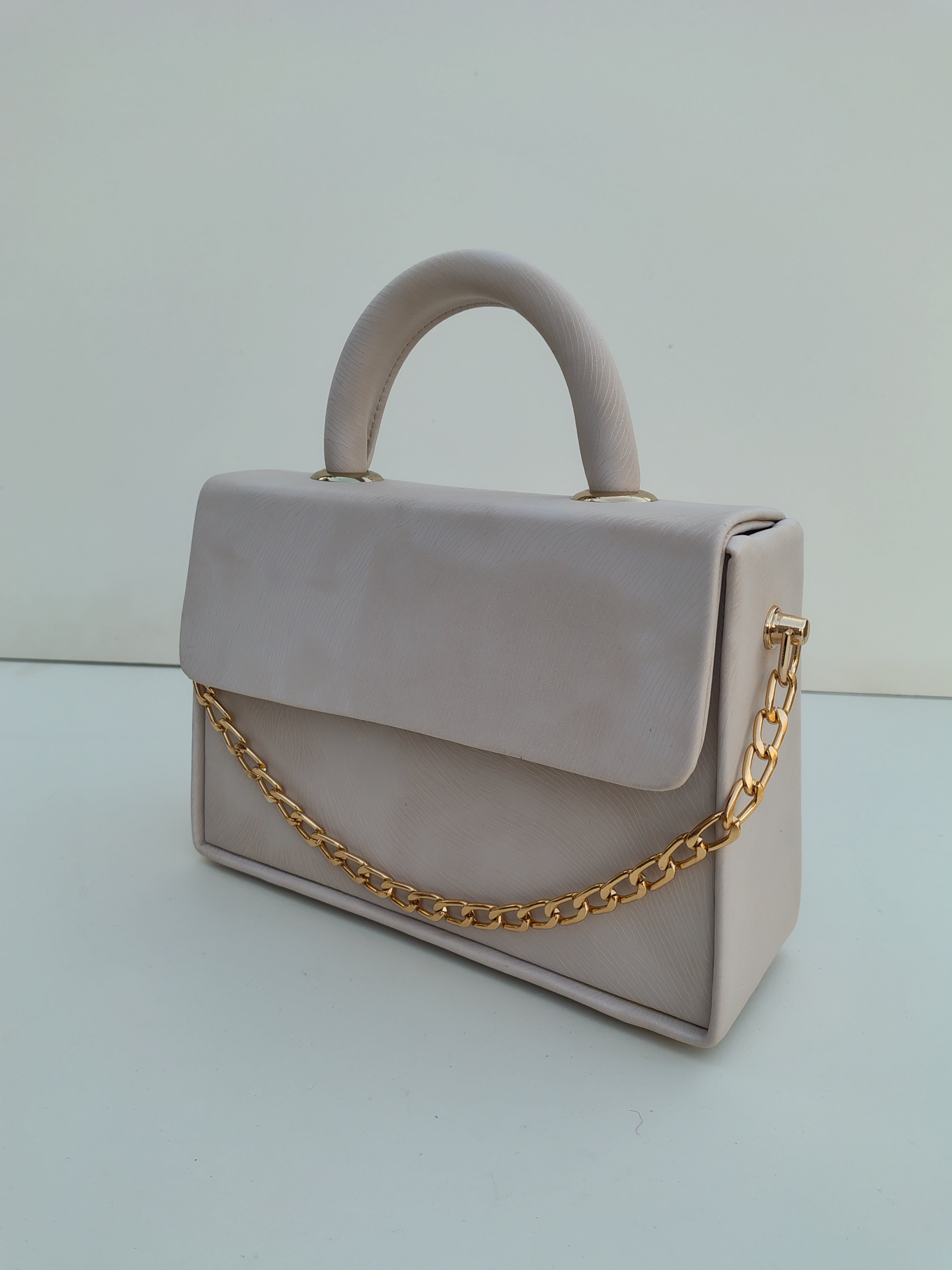 Ivory Beige Luxury Handbag – Gold Chain Minimal Edition