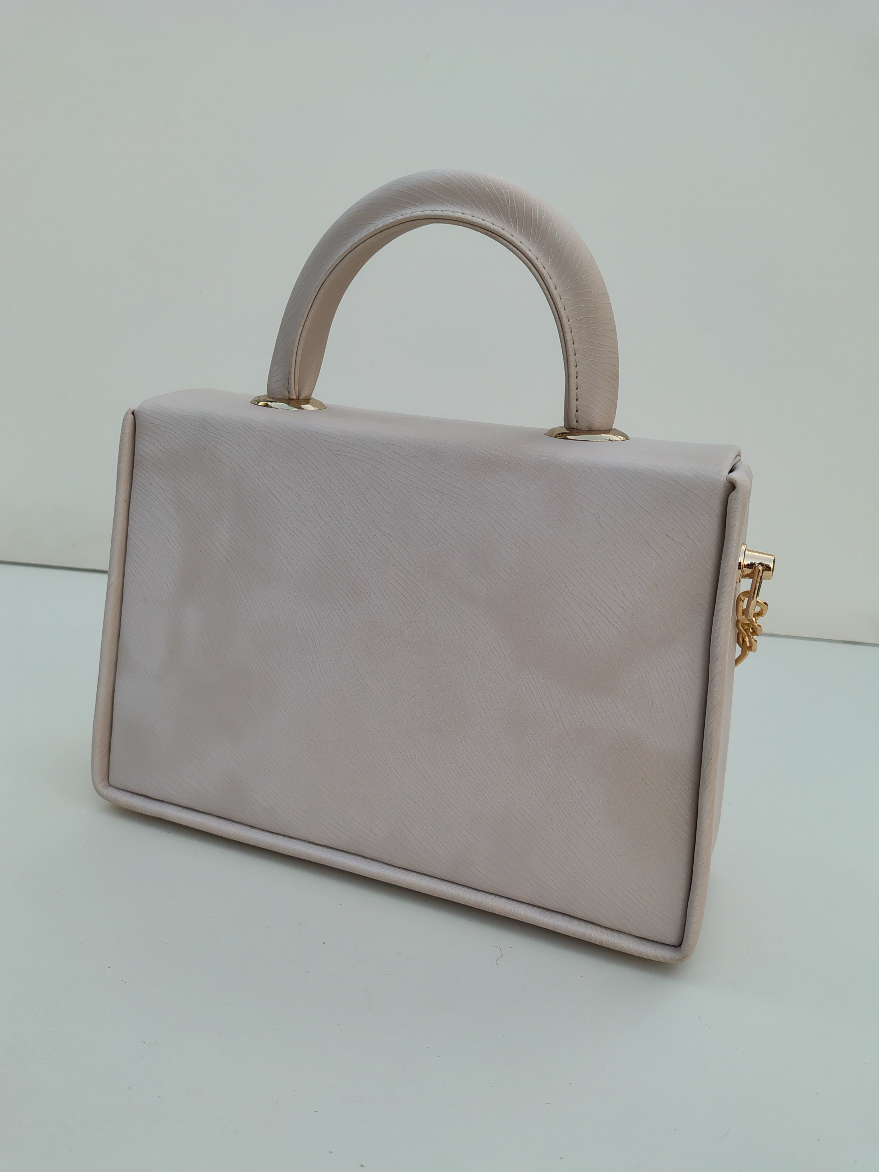 Ivory Beige Luxury Handbag – Gold Chain Minimal Edition
