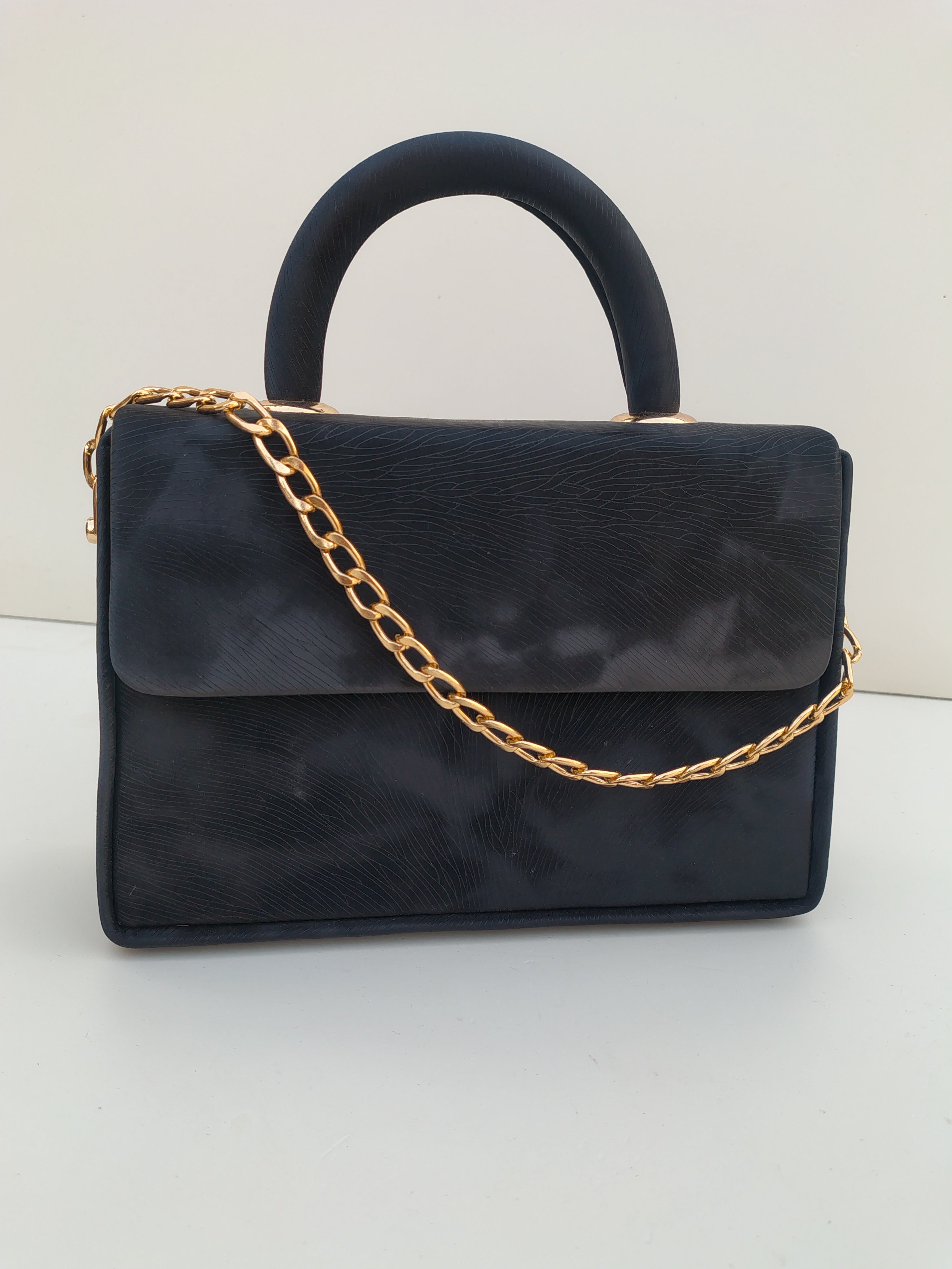 Midnight Black Luxury Handbag – Gold Chain Signature Edition