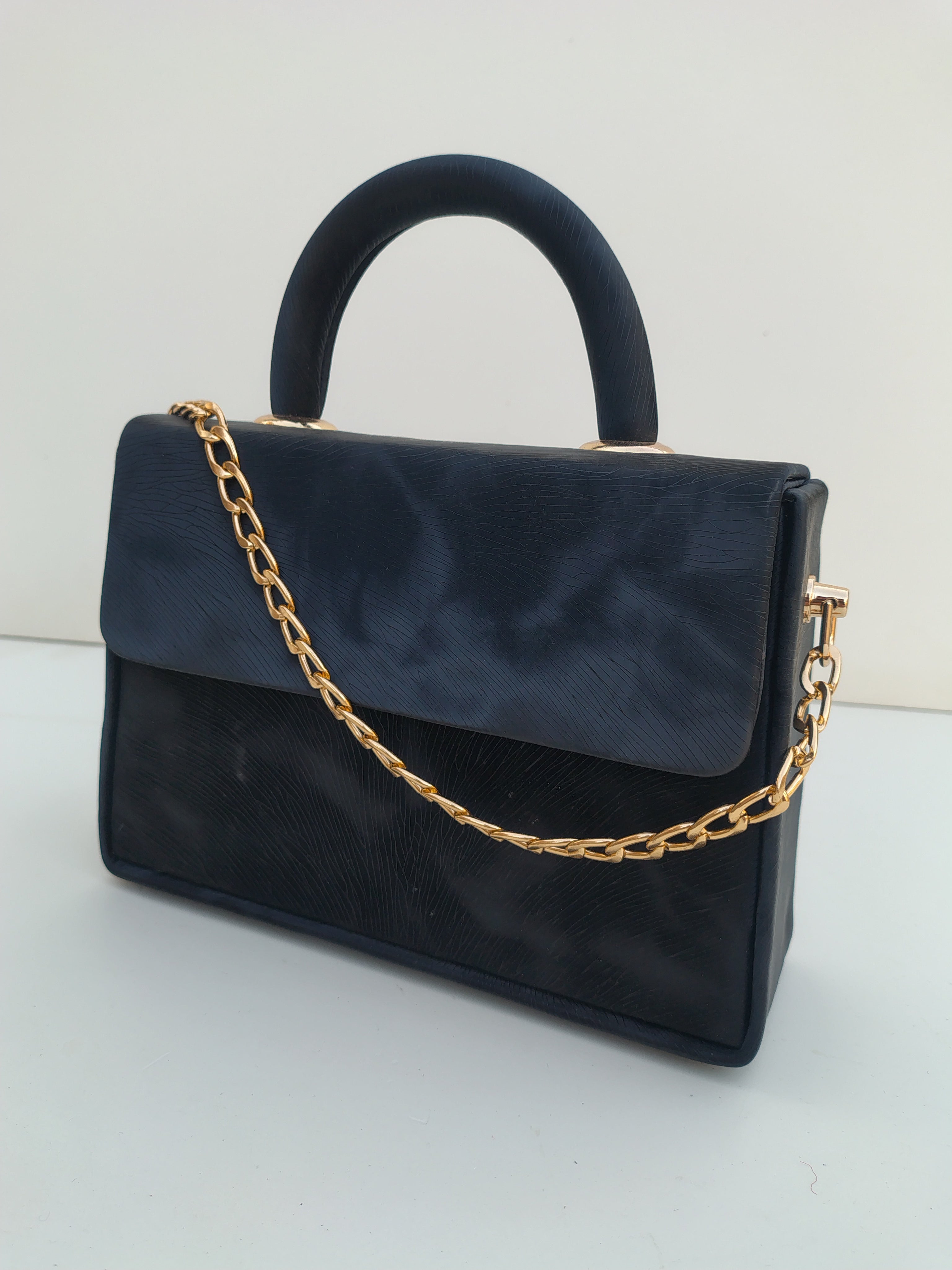 Midnight Black Luxury Handbag – Gold Chain Signature Edition