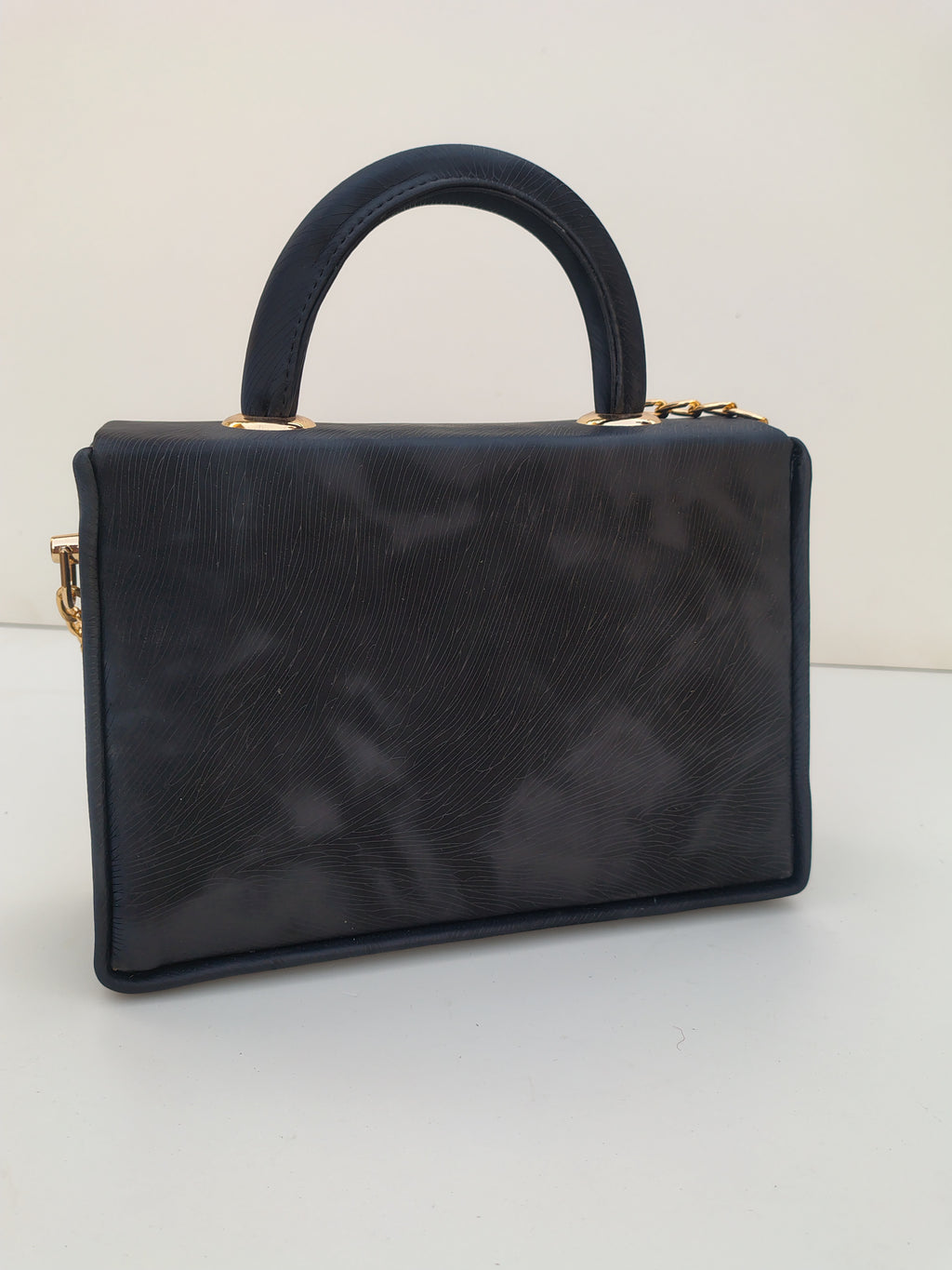 Midnight Black Luxury Handbag – Gold Chain Signature Edition