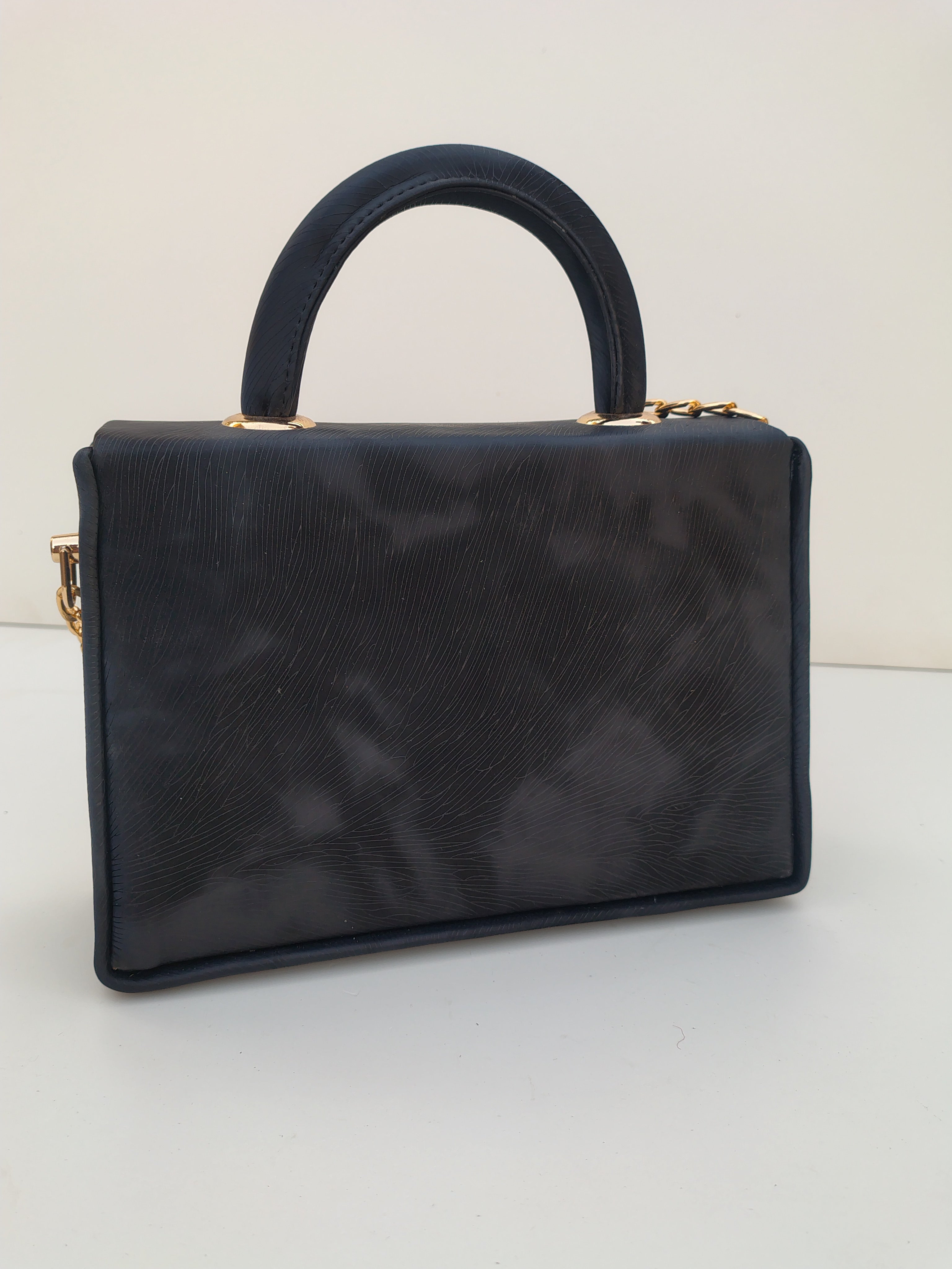 Midnight Black Luxury Handbag – Gold Chain Signature Edition