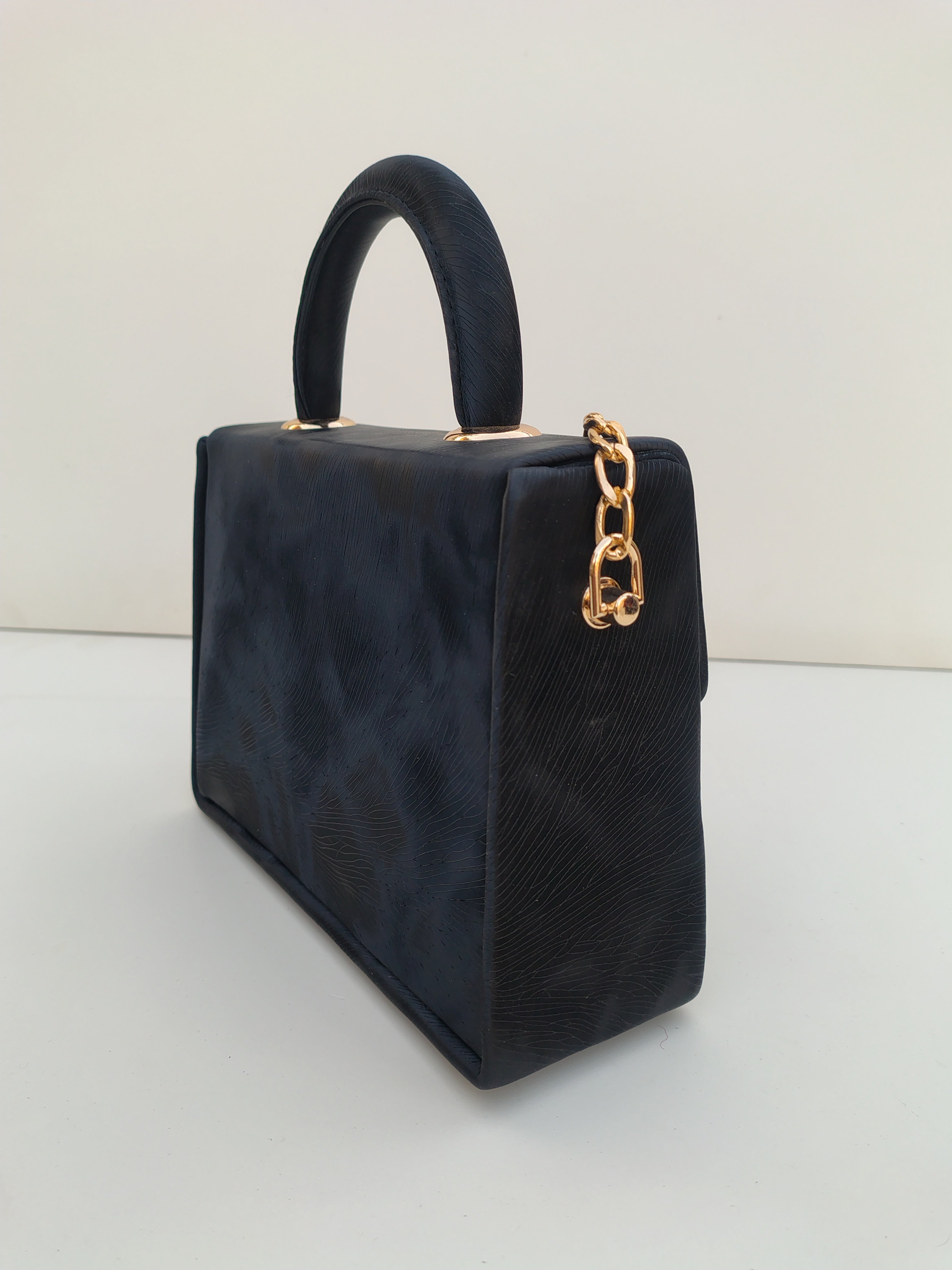 Midnight Black Luxury Handbag – Gold Chain Signature Edition