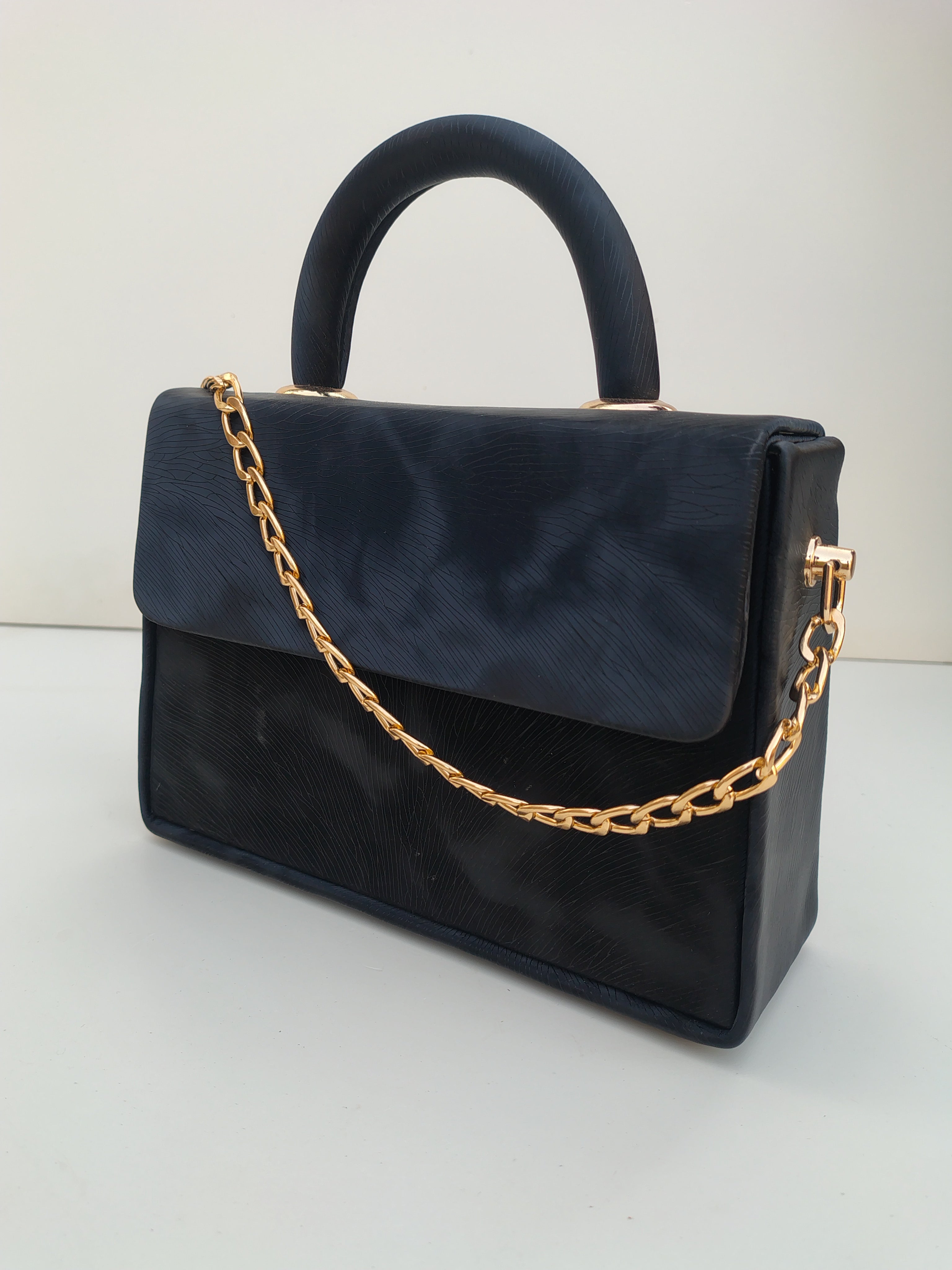 Midnight Black Luxury Handbag – Gold Chain Signature Edition