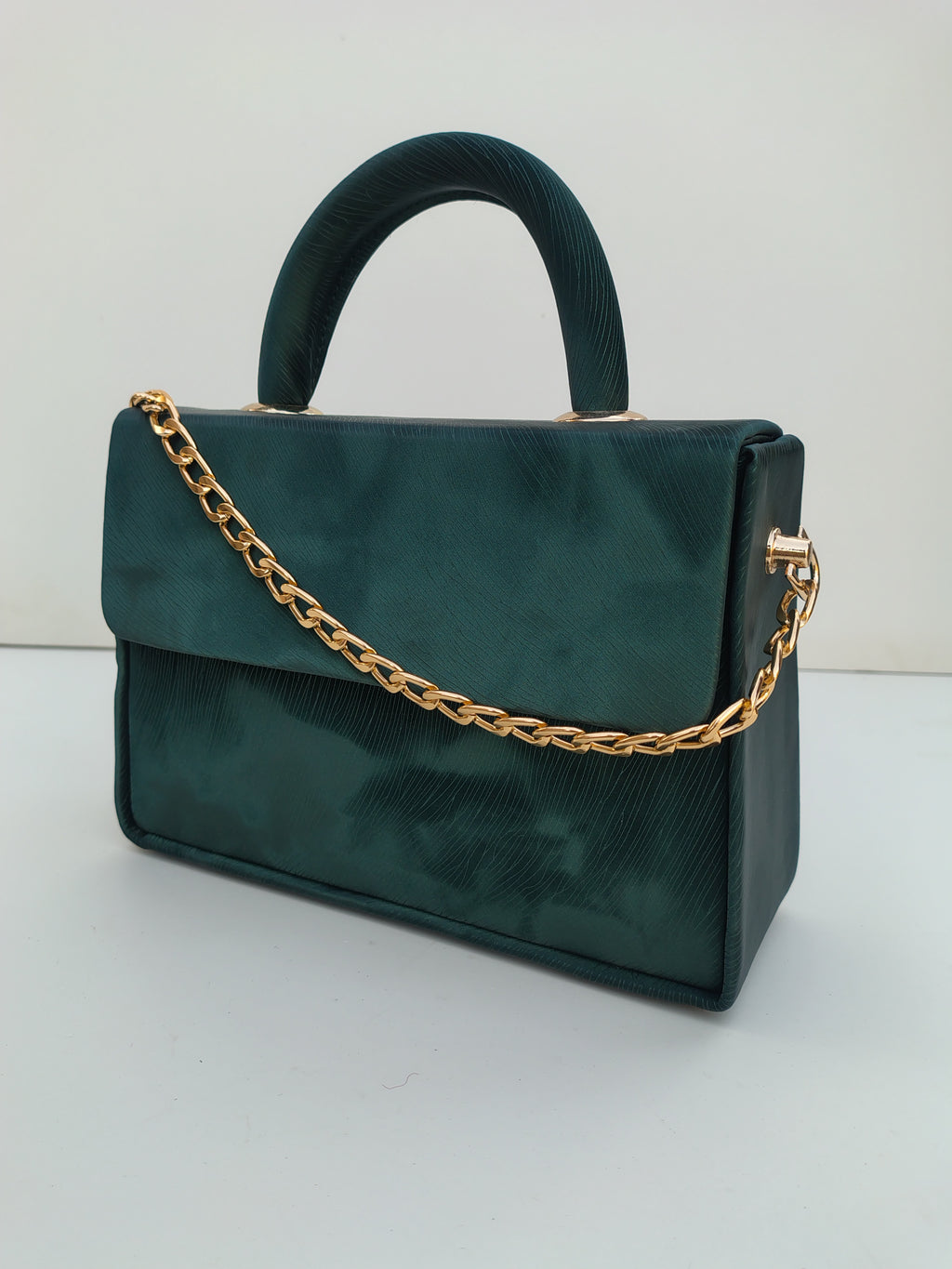 Emerald Green Luxury Handbag – Gold Chain Exclusive Edition