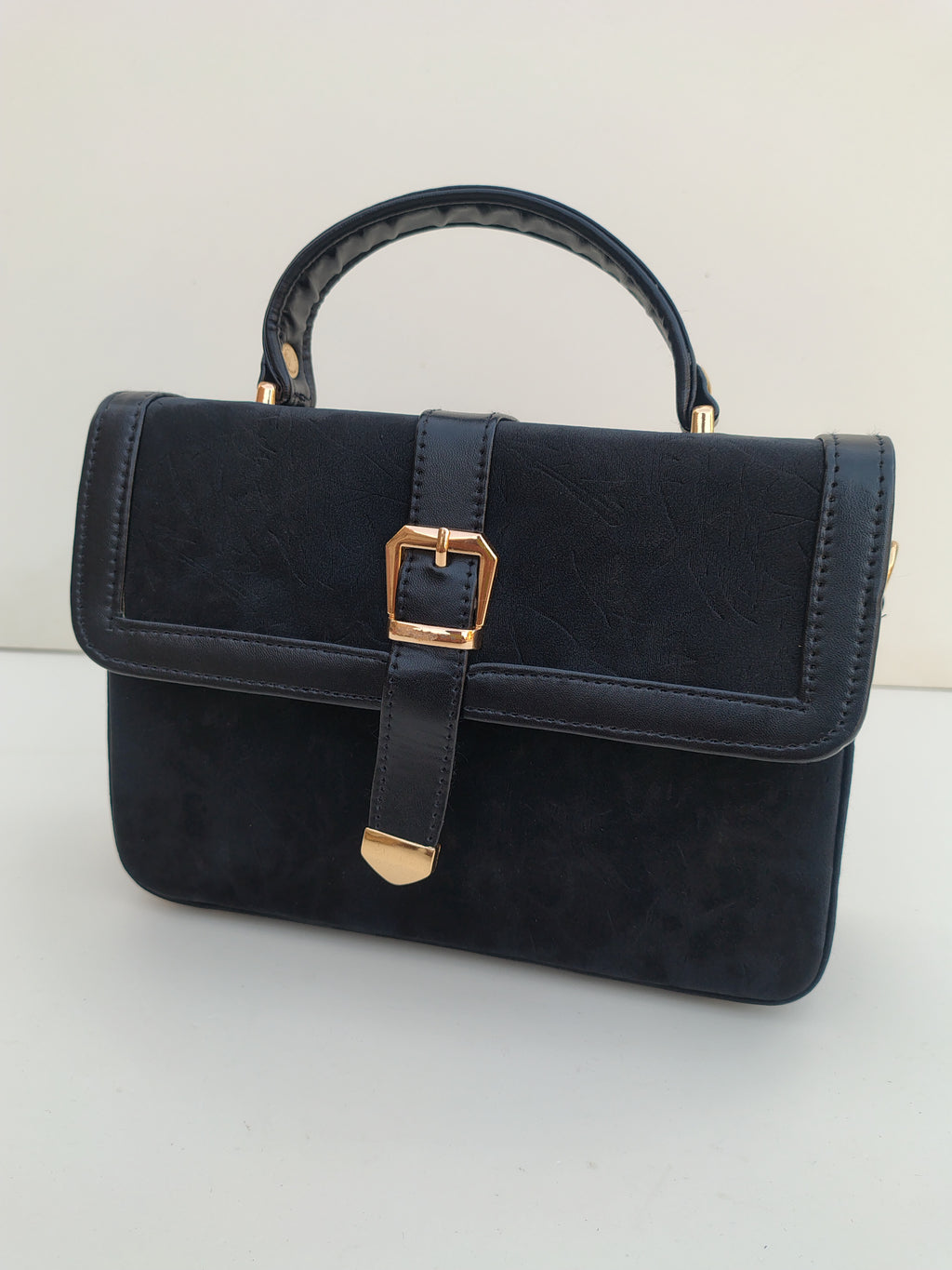 Black Structured Handbag with Gold Buckle – Classic Premium Purse