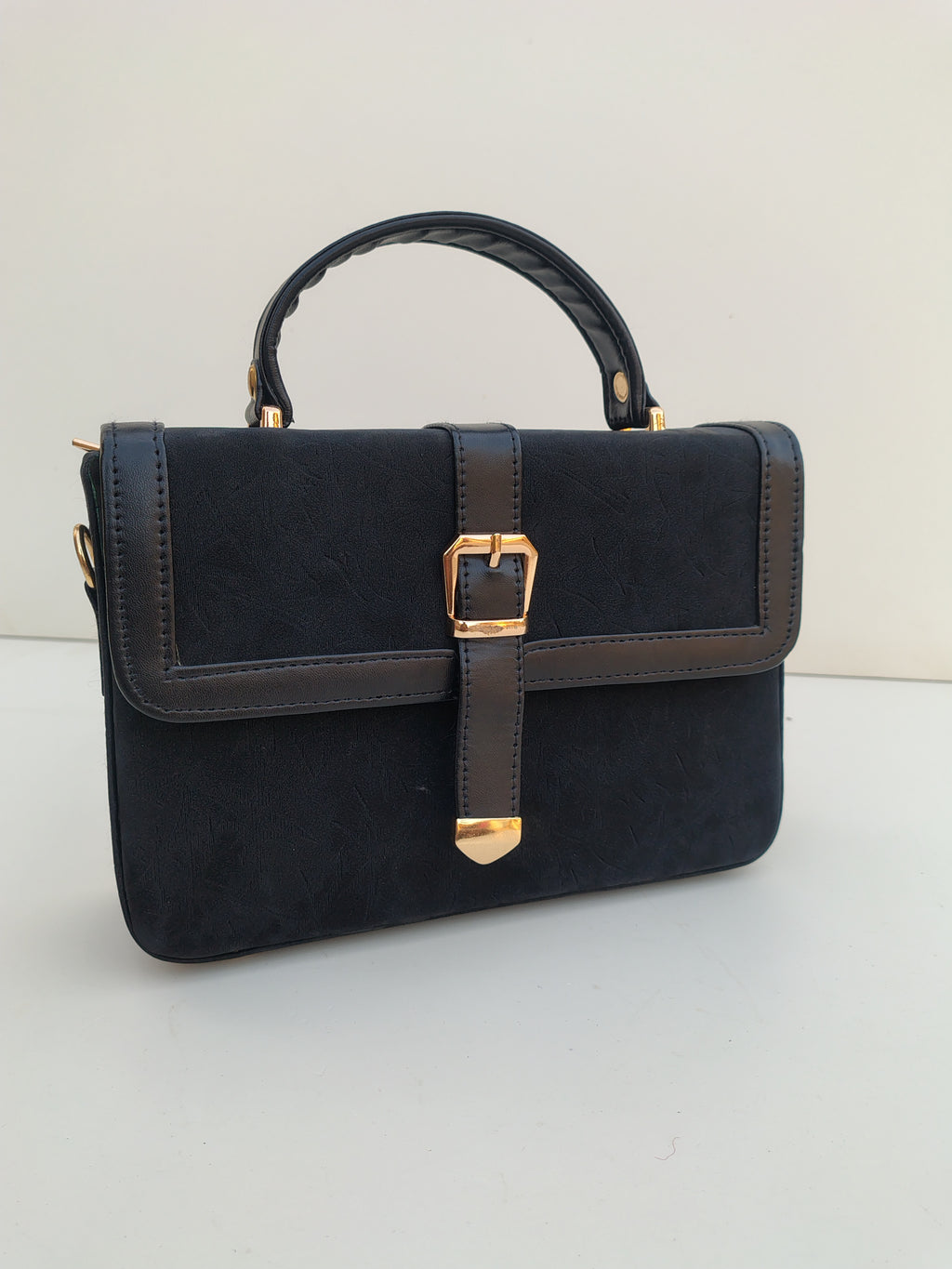 Black Structured Handbag with Gold Buckle – Classic Premium Purse